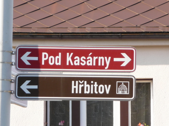 Kasárny a hřbitov-to sedí.JPG